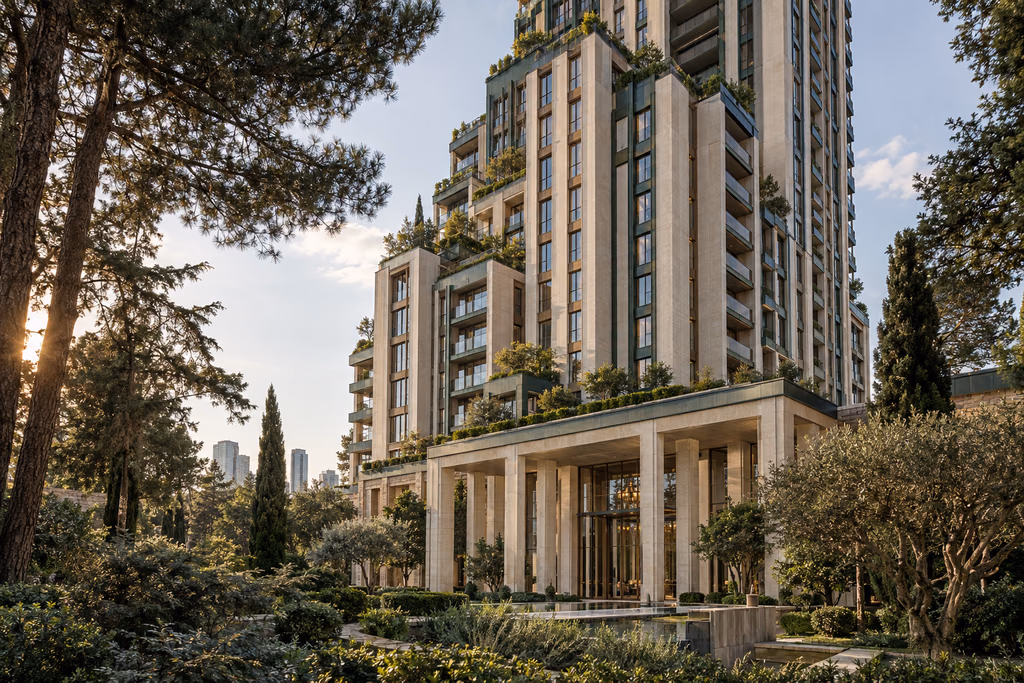 Ağaçlar arasında yükselen, doğal taş cepheli RAMS PARK rezidansı